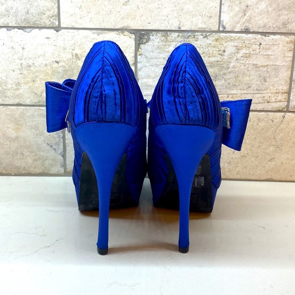 Qupid Silk Platform Heels - Picture 4 of 10